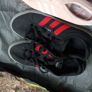 Women's size 7 addicts sneaker